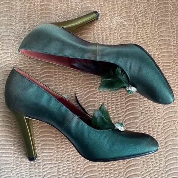 Authentic Yves Saint Laurent vintage emerald satin heels feather brooch sz 6.5 - Picture 6 of 9